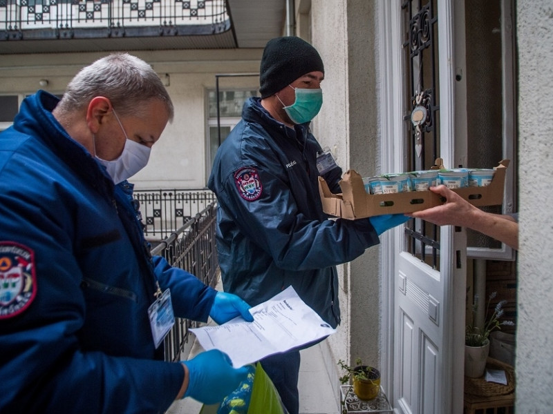 Békéscsabán heti egyszer vásárolnak be a nyugdíjasoknak