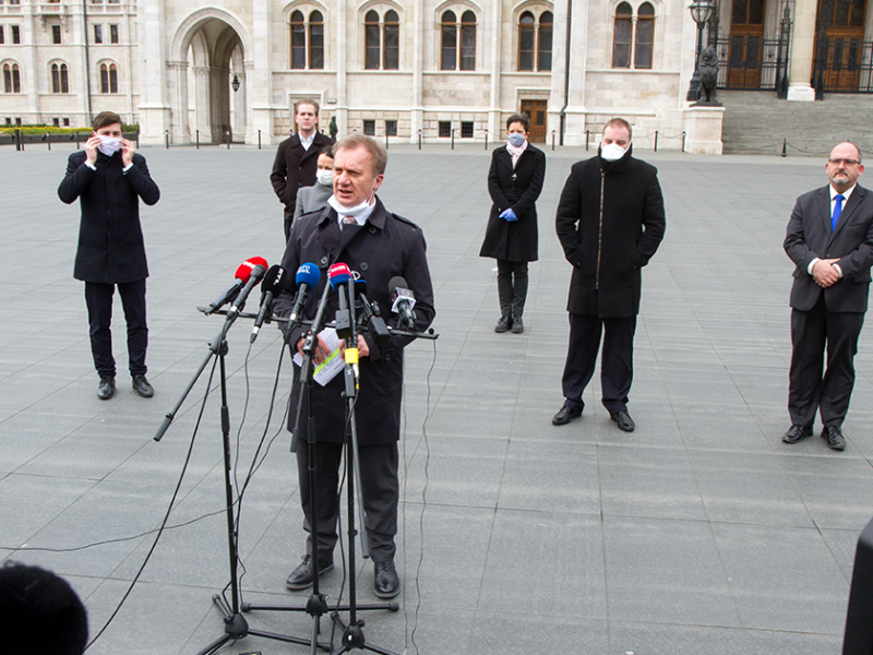 Közösen áll ki az ellenzék Orbán teljhatalma ellen