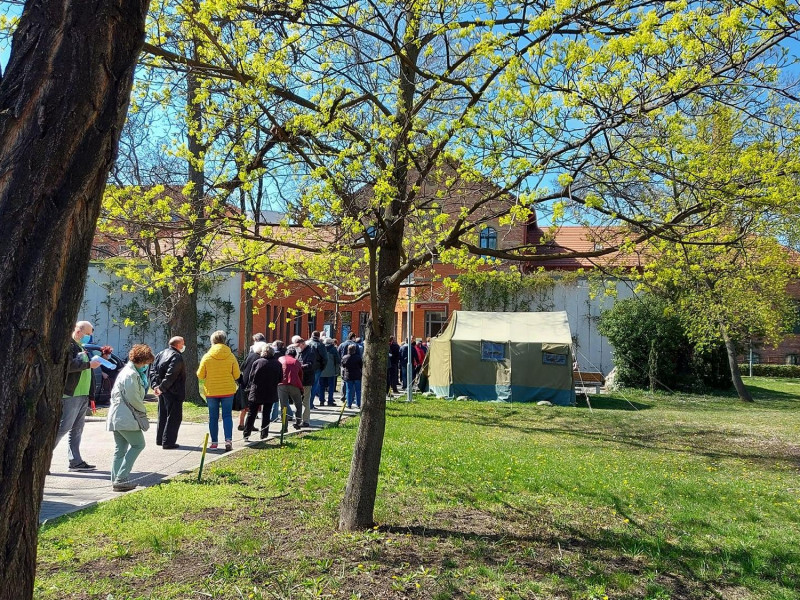 Kígyózó sorban vártak oltásra Szolnokon a Hetényi Géza Kórháznál